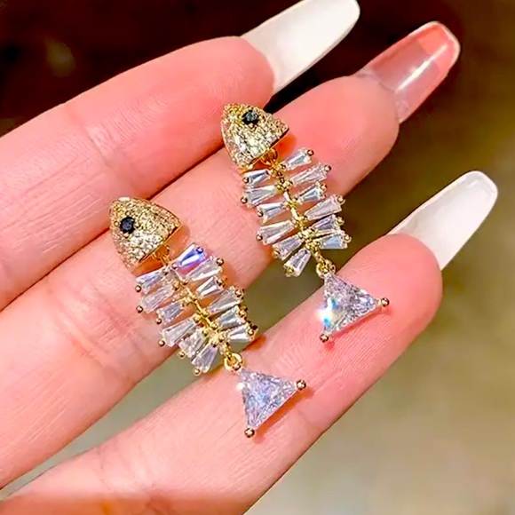 Fish bone gold tone Chrystal dangle earrings NWT - Picture 5 of 5